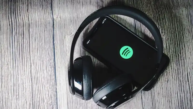 Spotify, Ölü Sanatçıların Sesini Tekrar Hayata Döndürüyor: Yapay Zeka ile Müziğin Geleceği