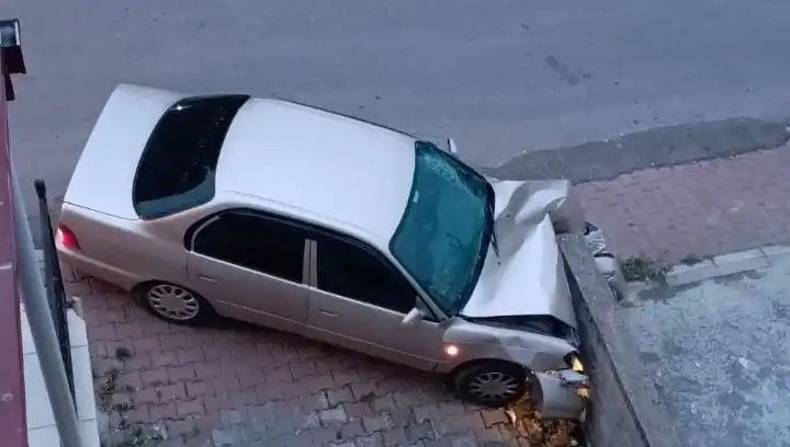 Kontrolü Kaybeden Araç Duvara Çarptı: Kaza Anı Gözler Önünde!
