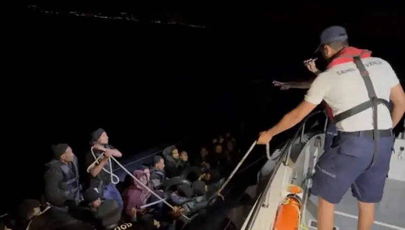 Çeşme'de Denizde Sürüklenen 42 Kaçak Göçmen Korkunç Bir Kurtuluş Hikayesiyle Kurtarıldı