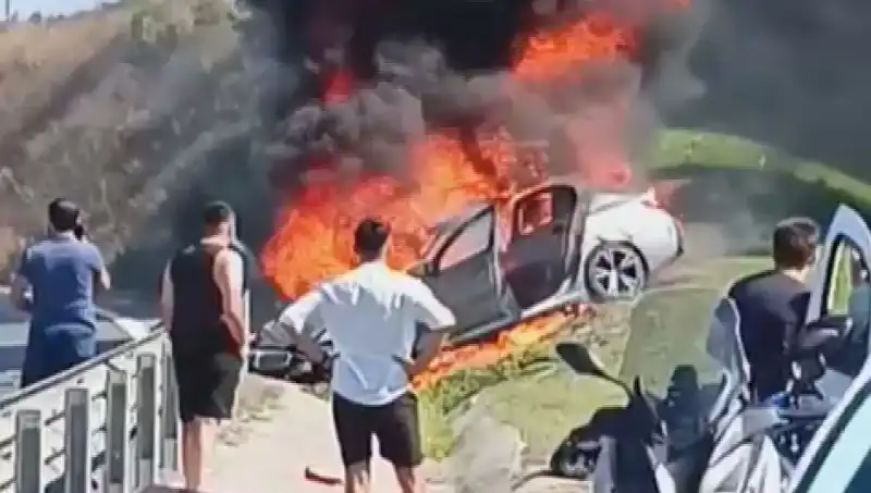 TEM'de Meydana Gelen Feci Kaza Sonrası Araba Alev Alev Yandı
