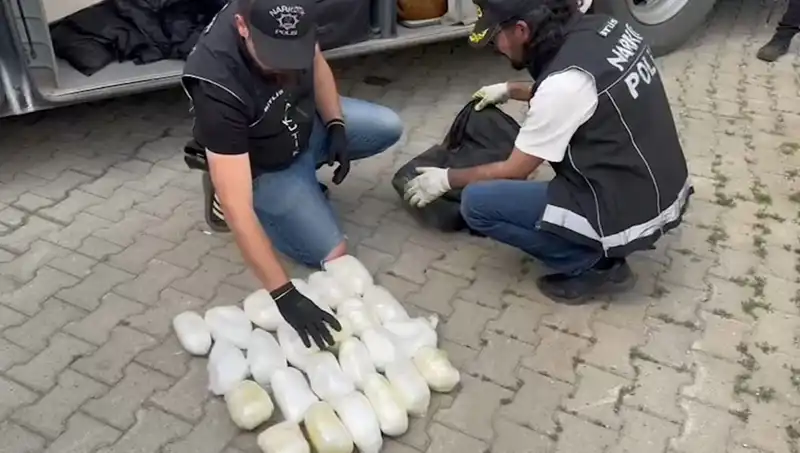 Uçakta Şok: Yolcunun Valizinden 13 Kilo Metamfetamin Bulundu!