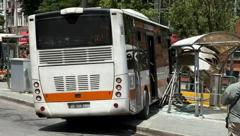 Belediye Otobüsü Tramvay Durağına Dalınca Korku Dolu Anlar Yaşandı