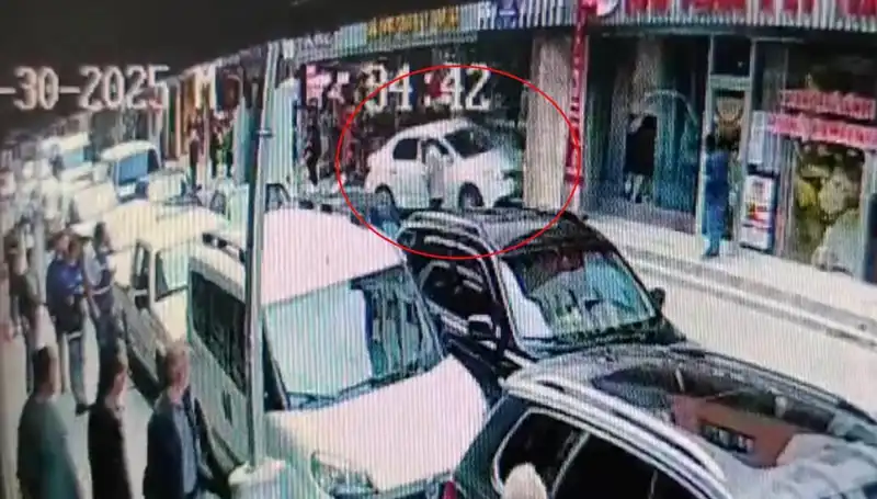 Alkollü Sürücü Mağazaya Dalarken İki Çocuğun Hayatı Kurtarıldı