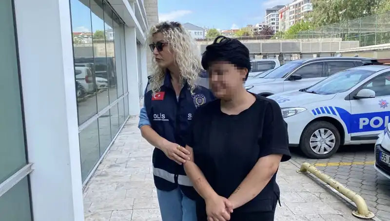 15 Yaşındaki Çocuk, Annesini 11 Yerinden Bıçaklayarak Şok Etti!