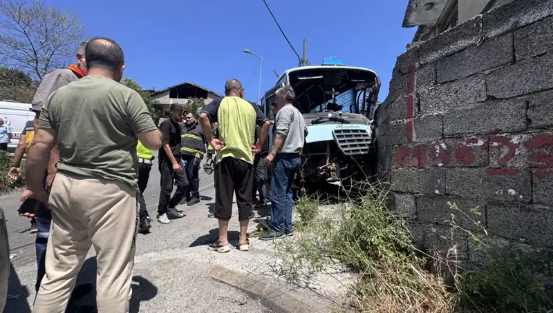 Minibüs Faciası: Duvara Çarpan Araçta 14 Kişi Yaralandı