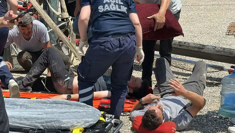 Bayrak Asma İşlemi Felaketle Sonuçlandı: 2 İşçi Yaralandı