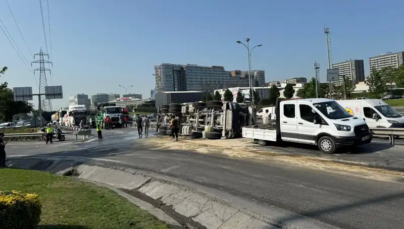 D-100 Yolunda Beton Mikseri Devriyle Trafik Kaosu: Neler Oluyor?