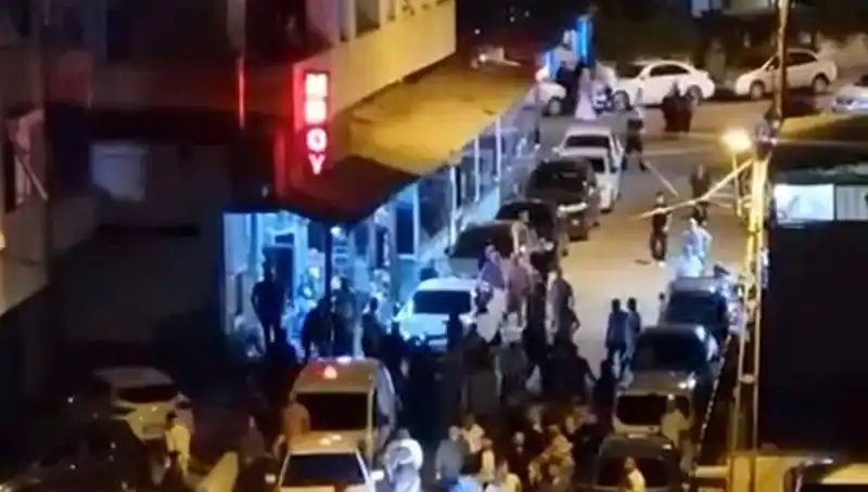 Düğün Çıkışı Şok Eden Olay: Kalabalığın İçine Arabayla Daldı!