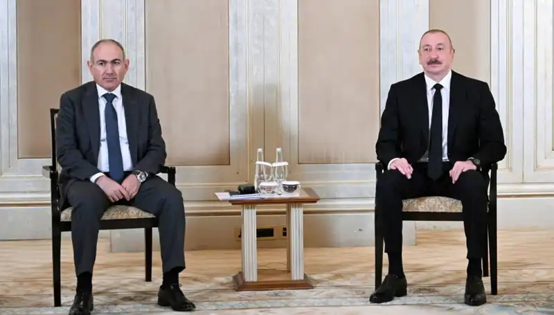 Aliyev ve Paşinyan Abu Dabi'de Tarihi Bir Görüşme Gerçekleştirdi