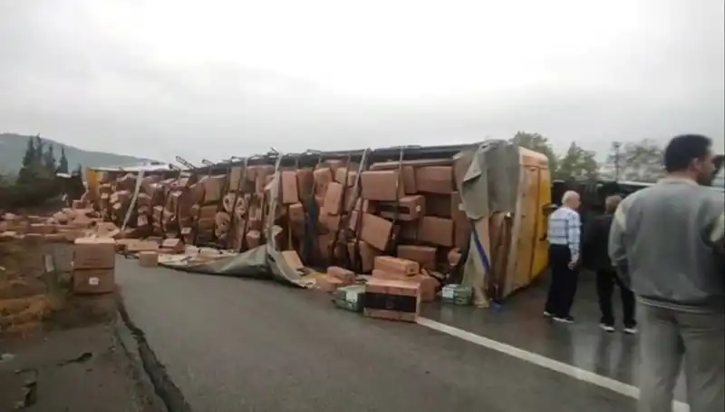 TEM Otoyolu'nda Feci Kaza: TIR Devrildi, Ankara Yolu Kapandı