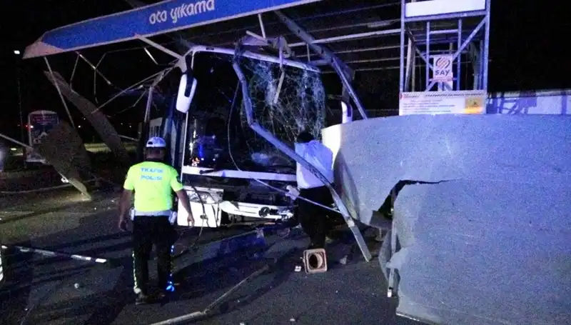 Otobüs Oto Yıkamaya Daldı: Kaza Sonucu 8 Yaralı!
