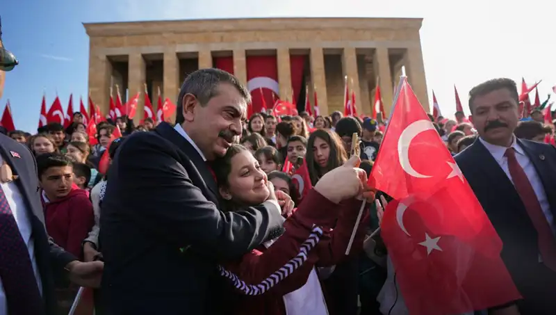 Anıtkabir'de Bakan Tekin ile Çocukların Duygusal Buluşması