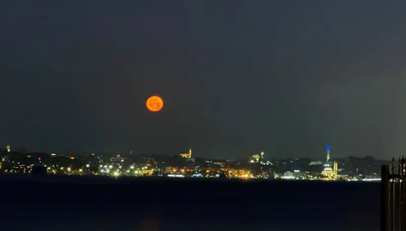 İstanbul’da Çilek Dolunayı Göz Kamaştıran Tablolarla Büyüledi