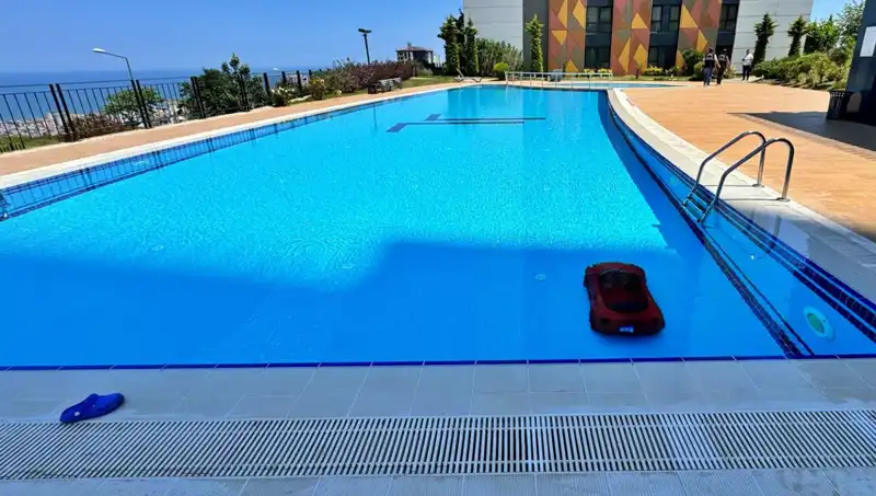 Samsun'da 4 Yaşındaki Çocuk Akülü Arabasıyla Havuzda Tehlike Atlattı