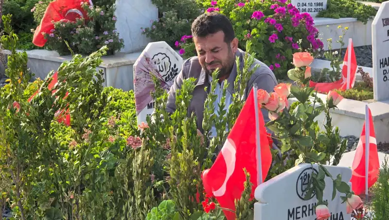 Deprem Şehitliğinde Bayram Coşkusu ve Hüzün Dolu Anlar