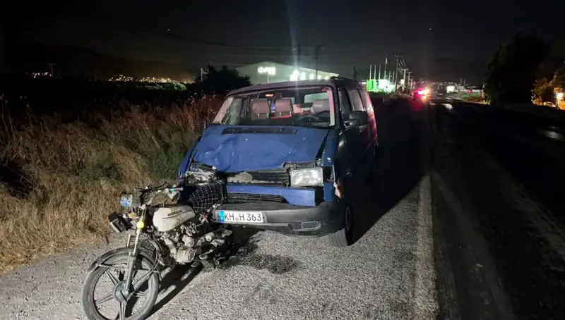 Söke'de Minibüs ve Motosiklet Çarpıştı: Üç Kişi Yaralandı
