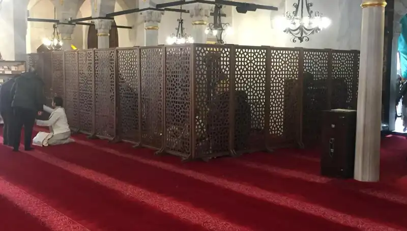 Kadın ve Erkeğin Yan Yana Teravih Namazı Kılması Tartışmalara Neden Oldu