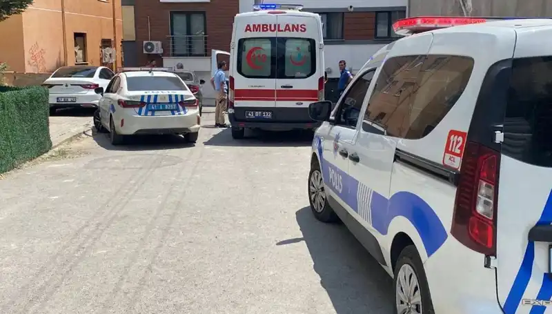 Bıçaklı Kavga: İki Kardeş ve Bir Polis Yaralandı!