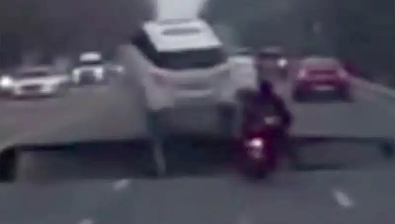 Güney Kore Otoyolunda Dev Çukur: Motosikletli Sürücü Feci Şekilde Yuttu