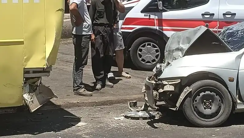 Halk Otobüsü ile Otomobil Çarpıştı: Yaralıların Durumu Merak Ediliyor
