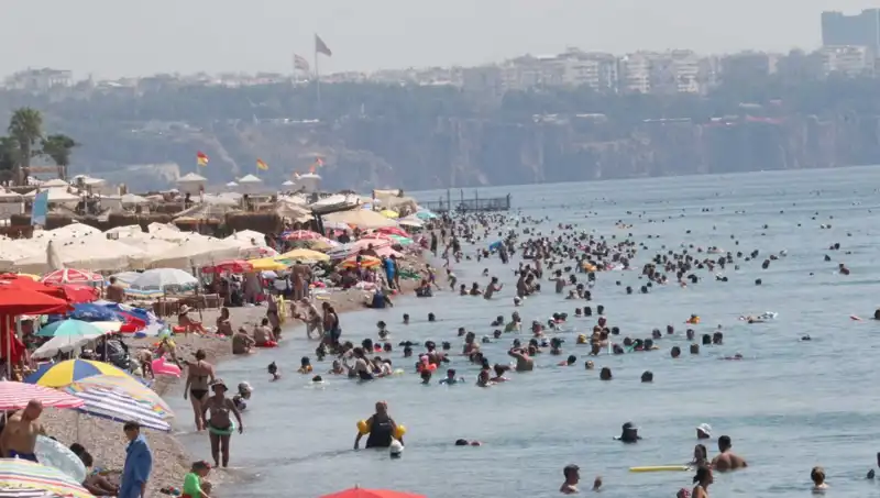Antalya'da Deniz Suyunun Sıcaklığı Rekor Kırdı: Yaz Havası Devam Ediyor!