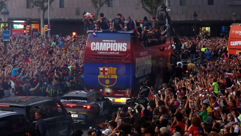 Barcelona’lı Futbolcular, Taraftarlarıyla Unutulmaz Bir Buluşma Gerçekleştirdi