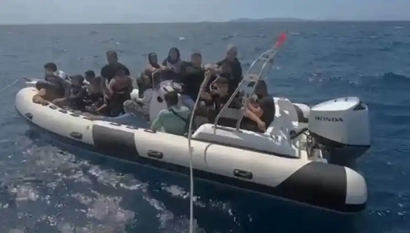 Akdeniz'de 15 Düzensiz Göçmen Kurtarıldı: Hayat Mücadelesi Sonrası Umut Işığı
