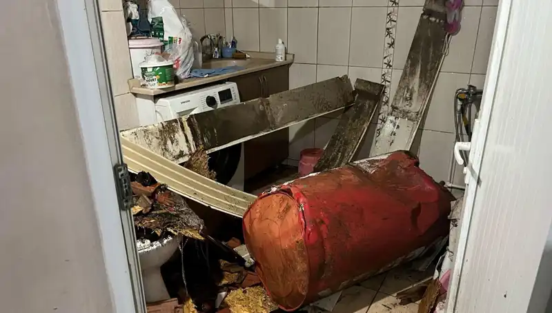 Ege Bölgesi'nde Fırtına Alarmı: Ağaçlar Devrildi, Caddeler Beyaza Büründü