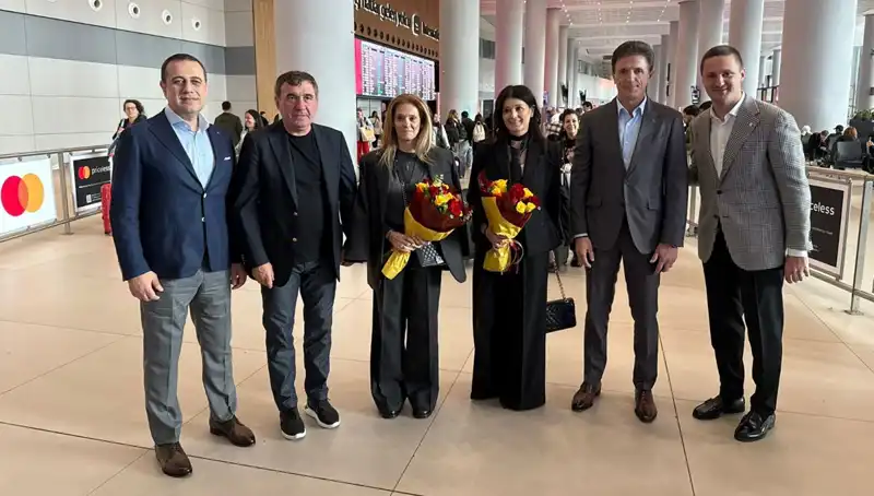 Hagi ve Popescu: İstanbul'da Futbol Tutkunlarını Büyüleyen Anlar