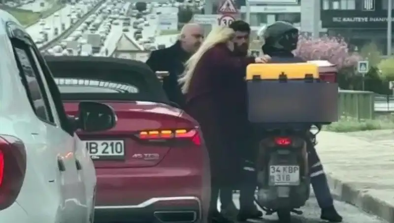 D-100'de İnanılmaz Olay: Motokurye ile Tartışan Sürücü Silah Çekti!