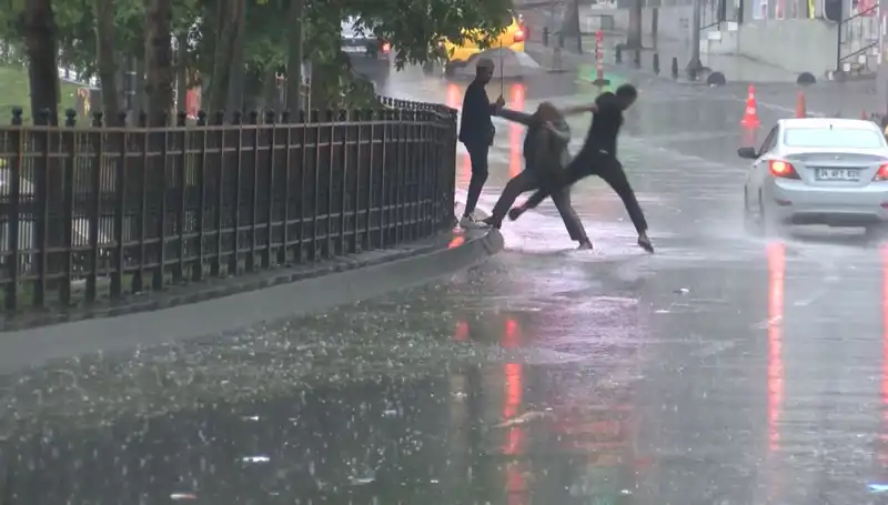 İstanbul ve İzmir için Meteorolojiden Kritik Uyarılar: Turuncu Alarm Geldi!