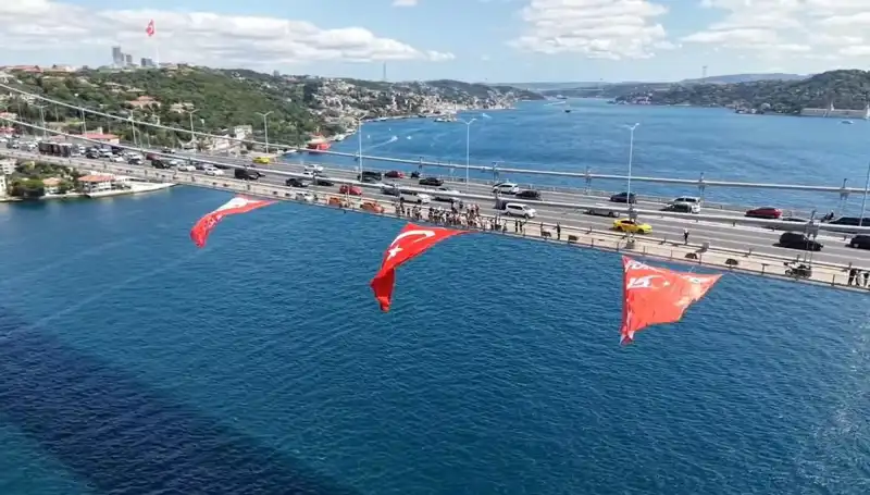 Türkiye'nin Gururu: Dev Türk Bayrağı, Yeni Köprüde Dalgalanıyor