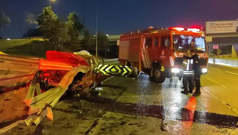 Otomobil Bariyere Saplandı: Sürücü Hayati Tehlike ile Hastanede