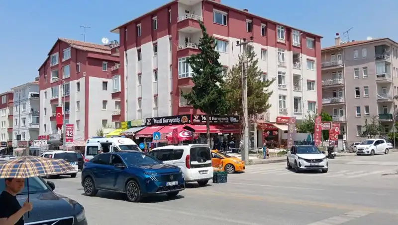 Taksi ve Otomobil Çarpıştı: Kaza Anı Kameralara Yansıdı