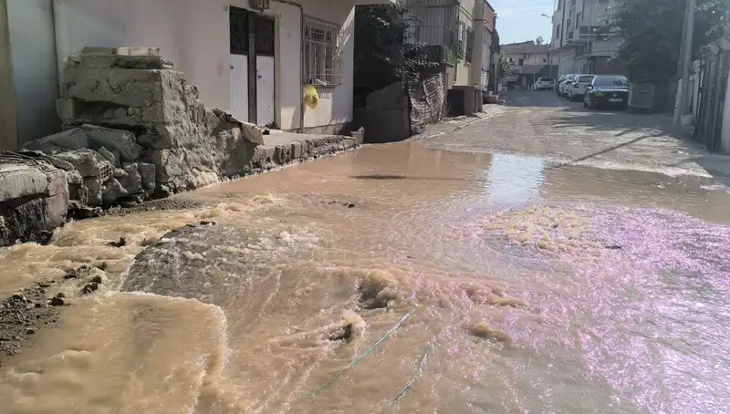 İlçede İçme Suyu Hattı Patladı: Çarşıda Hayat Durdu!