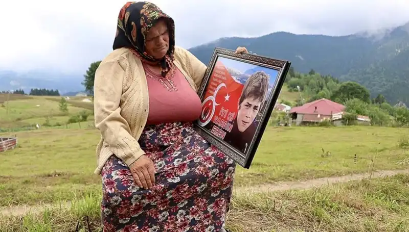 DEM Parti, Eren Bülbül’ün Annesini Unutmadı: Bayram Kutlaması Göz Doldurdu