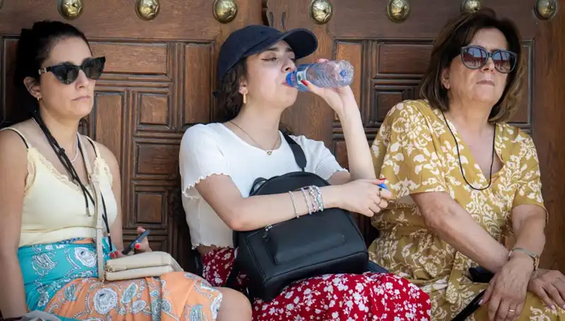 Sıcak Hava Dalgası Türkiye'yi Sarmaladı: 23 İlde Rekor Sıcaklıklar Kaydedildi