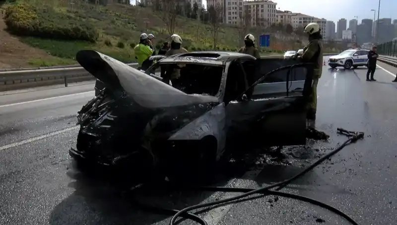 Alev Alev Yanan Otomobilin Görüntüleri Görenleri Şok Etti