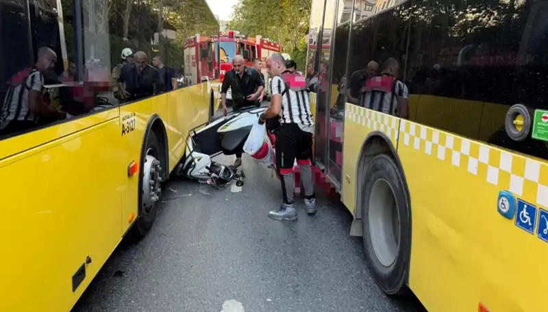 Motosiklet İETT Otobüslerinin Arasına Sıkıştı: Olay Yerinden Görüntüler Şok Etti