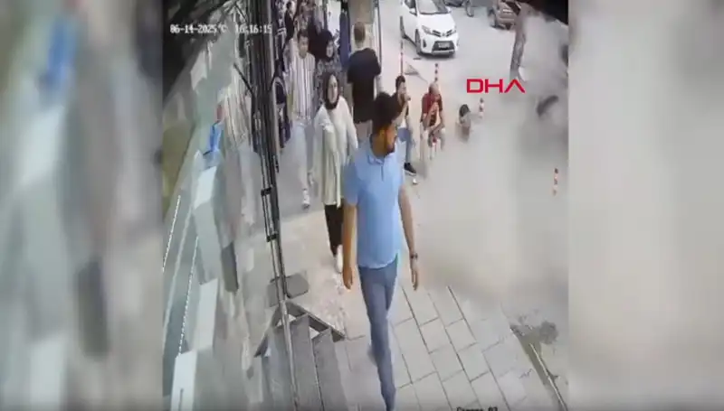 TIR Pastiği Patladı: Sokakta Hızla Koşan Vatandaşlar Şoka Girdi!