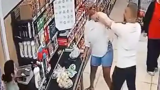 Markette Korkutan Anlar: Çocuğunun Önünde Kadına Saldıran Adam
