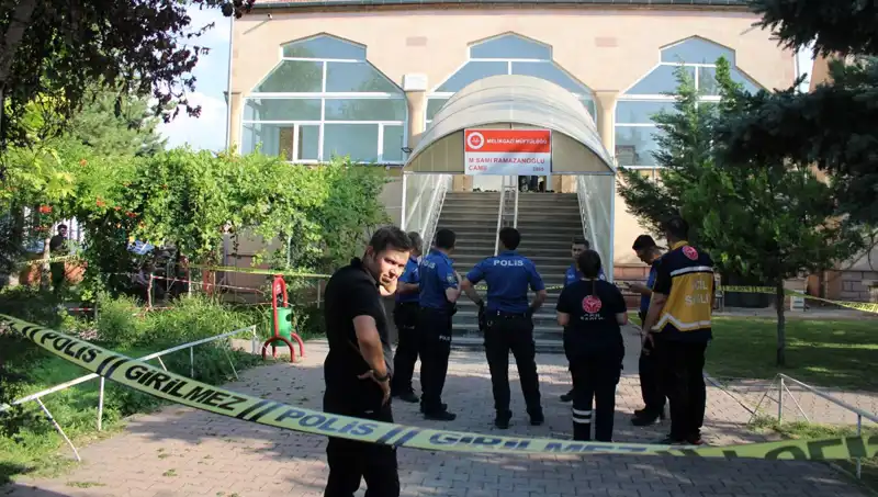 Nefretin Sonucu: Husumetlisini Namaz Kılarken Boğazından Keserek Öldürdü