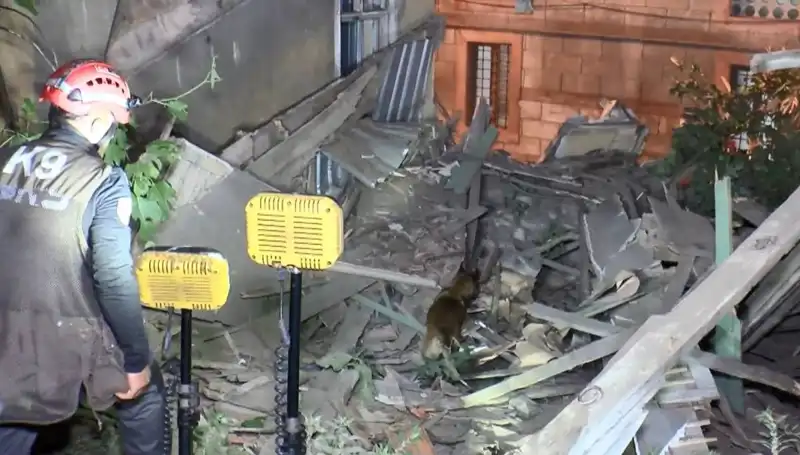 İstanbul’da Deprem Sonrası Hasar Gören Bina, Dramla Sonuçlandı!