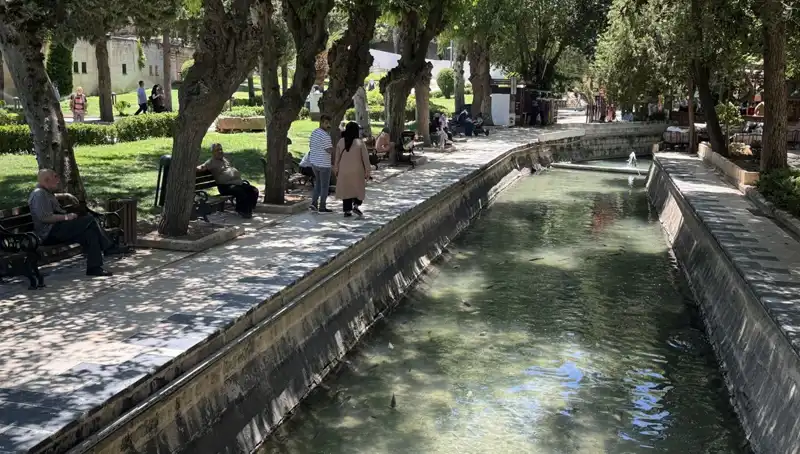 Şanlıurfa'da Yaz Sıcakları Rekor Kırdı: Termometreler 37 Dereceyi Gösterdi!