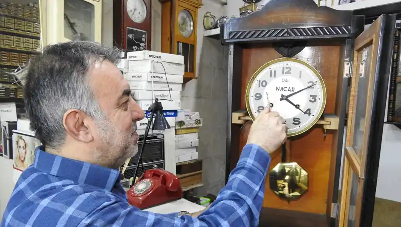 Küçük Atölyede Tarihi Saatleri Onarıyor: Esnafın Hikayesi