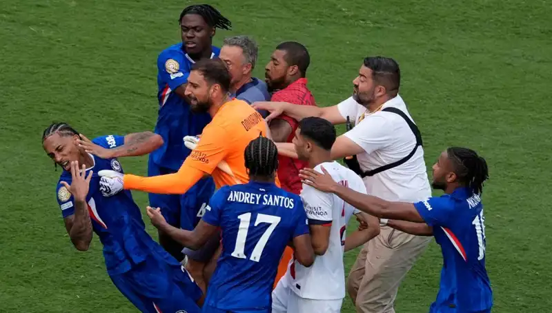 Dev Finalde Şok Edici Olay: Teknik Direktör Futbolcuya Yumruk Attı!