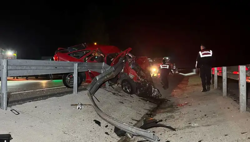 Bariyerlere Çarpan Otomobil, Kaçınılmaz Felakete Sürüklendi: 2 Hayat Kaybı