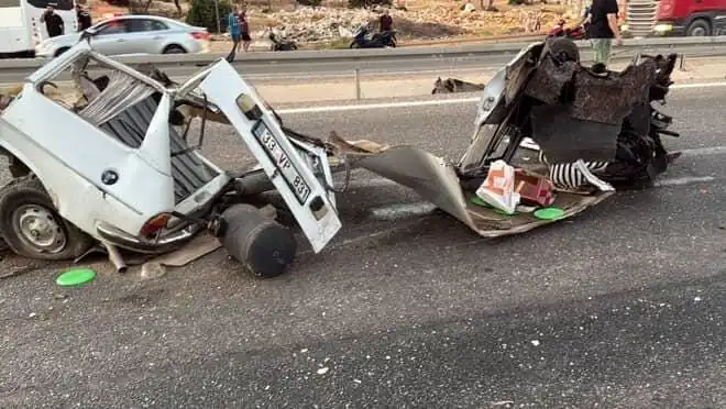 Bariyere Çarpan Araçta Facia: Hayatını Kaybeden ve Yaralı Var