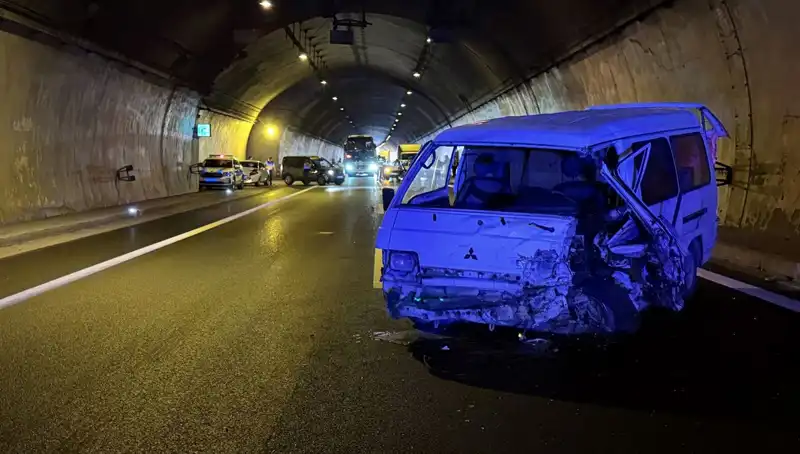 : TEM Otoyolu’nda Zincirleme Kaza: Çok Sayıda Yaralı ve Trafik Kaosu