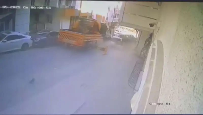 Kontrolden Çıkan Vinç, 23 Araca Çarparak Korku Dolu Anlar Yarattı!